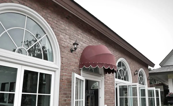 Red awning pada pembuatan vintage — Stok Foto