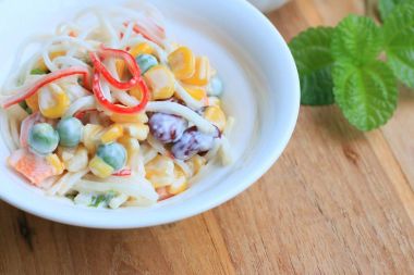 Yengeç sopa ile salata