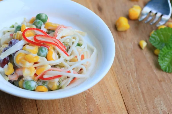 Salada com palitos de caranguejo — Fotografia de Stock