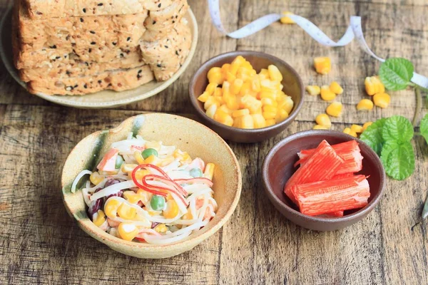 Salat mit Krabbenspießen — Stockfoto