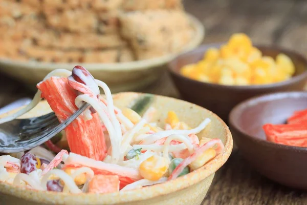 Salada com palitos de caranguejo — Fotografia de Stock
