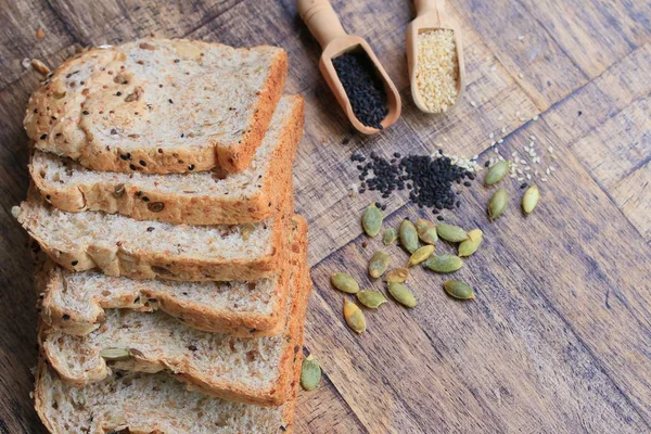 Vollkornbrot und Sesam — Stockfoto