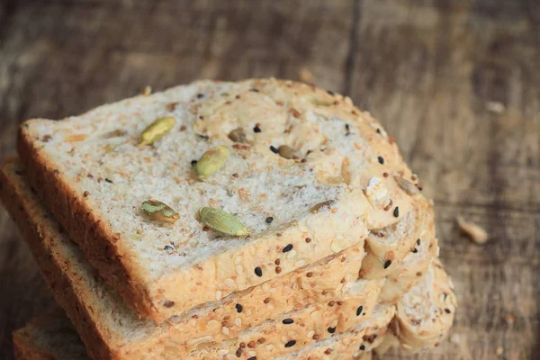 Pão integral de trigo e gergelim — Fotografia de Stock