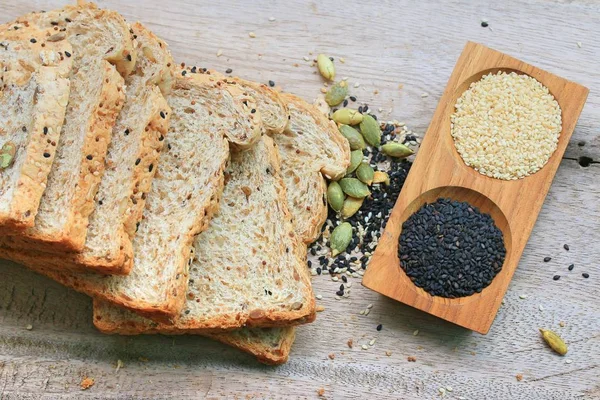 Целый хлеб пшеницы и кунжута — стоковое фото