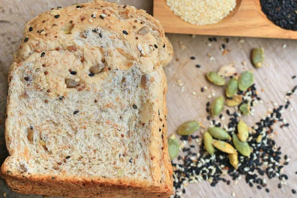 Pão integral de trigo e gergelim — Fotografia de Stock