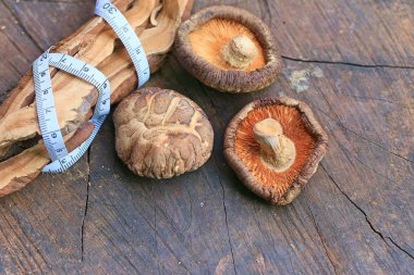 Kurutulmuş Ganoderma Lucidium ve shiitake