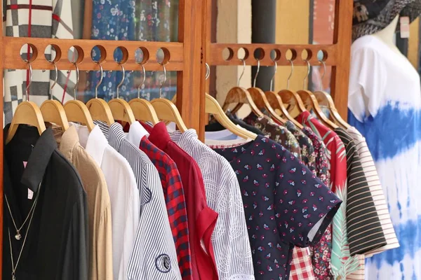 Handla kläder på galgar — Stockfoto
