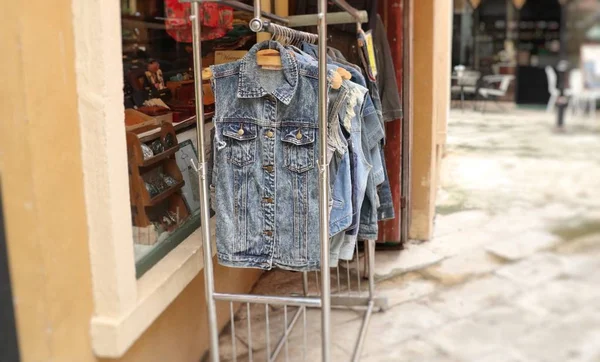 Jeans-Kleidung auf Kleiderbügeln — Stockfoto