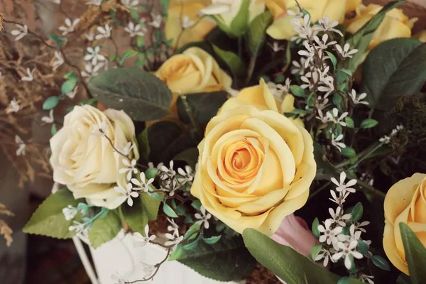 Krásné žluté umělé růže — Stock fotografie