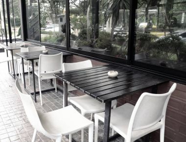 restoranda masa sandalye