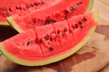 ahşap üzerine tatlı karpuz