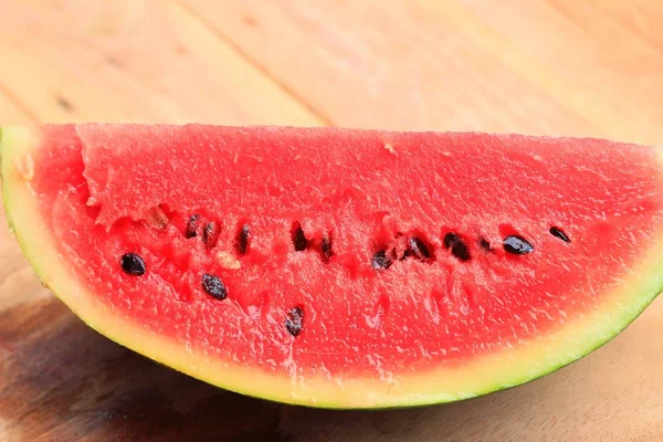 Süße Wassermelone auf Holz — Stockfoto