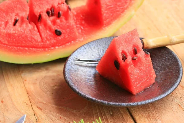 Süße Wassermelone auf Holz — Stockfoto