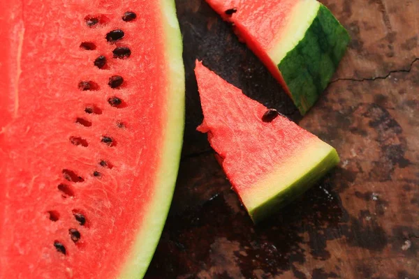 Süße Wassermelone auf Holz — Stockfoto