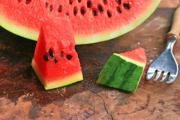 Süße Wassermelone auf Holz — Stockfoto