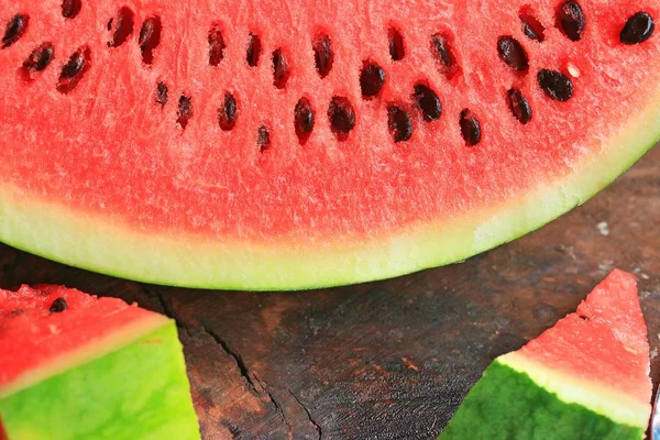 Süße Wassermelone auf Holz — Stockfoto