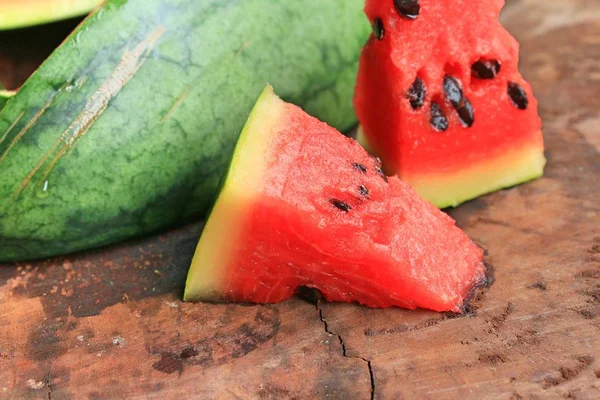 Süße Wassermelone auf Holz — Stockfoto