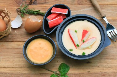 Yengeç sopa ile haşlanmış yumurta