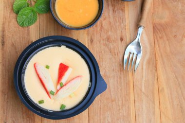 Yengeç sopa ile haşlanmış yumurta