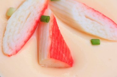 Yengeç sopa ile haşlanmış yumurta