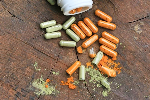Medicamentos a base de plantas en cápsulas —  Fotos de Stock
