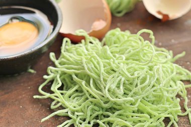 Yeşil jade yumurta noodle