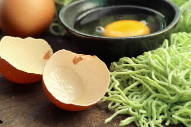 Yeşil jade yumurta noodle