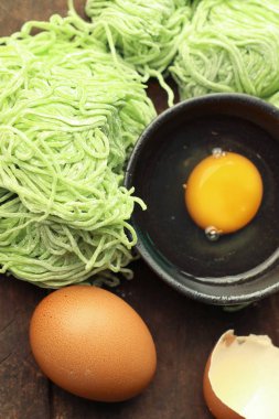 Yeşil jade yumurta noodle