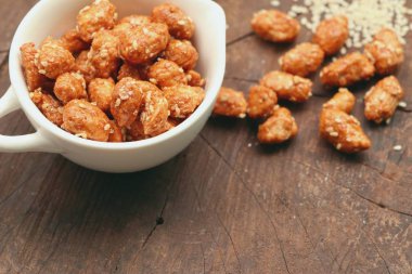 şeker seasame ile kaplı fındık