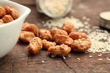 şeker seasame ile kaplı fındık