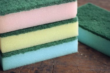 Ahşap üzerine bulaşık süngeri