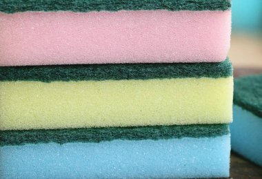 Ahşap üzerine bulaşık süngeri