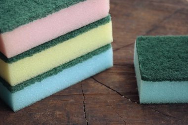 Ahşap üzerine bulaşık süngeri