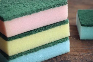 Ahşap üzerine bulaşık süngeri