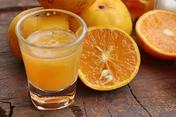 Apelsinjuice och färsk — Stockfoto