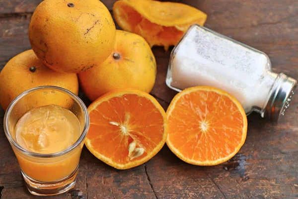 Apelsinjuice och färsk — Stockfoto