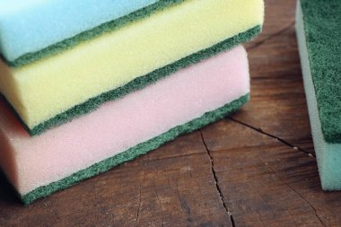 Ahşap üzerine bulaşık süngeri