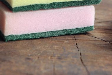 Ahşap üzerine bulaşık süngeri