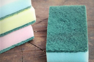 Ahşap üzerine bulaşık süngeri