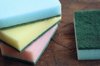 Ahşap üzerine bulaşık süngeri