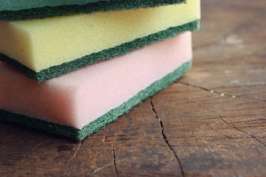 Ahşap üzerine bulaşık süngeri