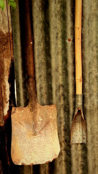 Velha ferramenta de jardim ferrugem — Fotografia de Stock