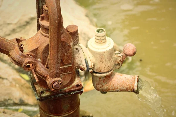 Gamla vintage antika vattenpump — Stockfoto