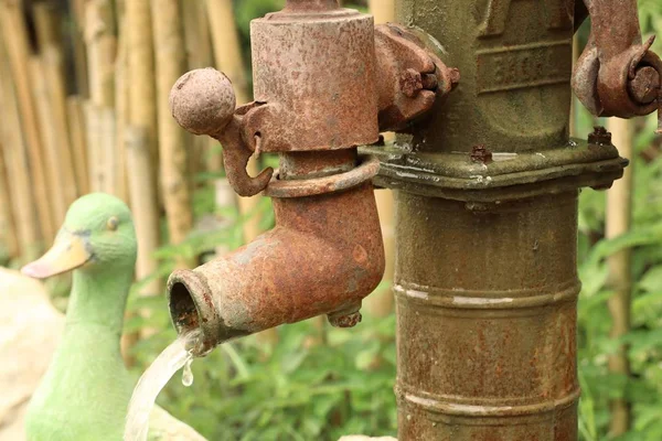 Oude vintage antieke waterpomp — Stockfoto