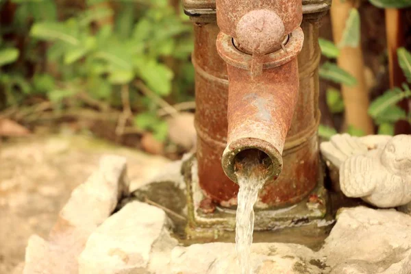 Antica pompa dell'acqua antica vintage — Foto Stock
