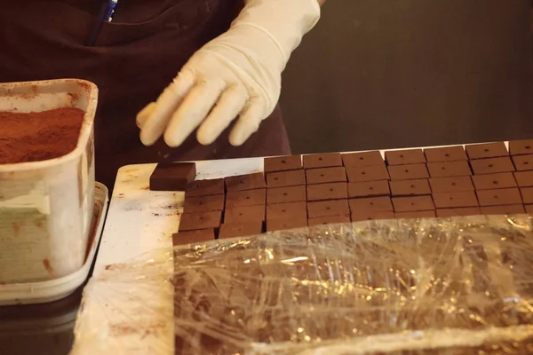 Aanbrengen van zoete chocolade — Stockfoto