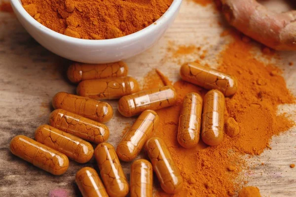 Capsula di curcuma con polvere — Foto Stock