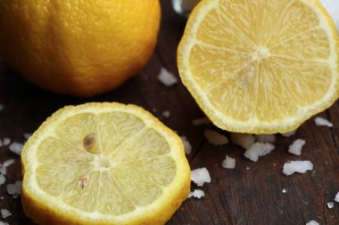Taze limon ve tuz
