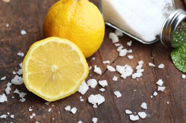 Taze limon ve tuz