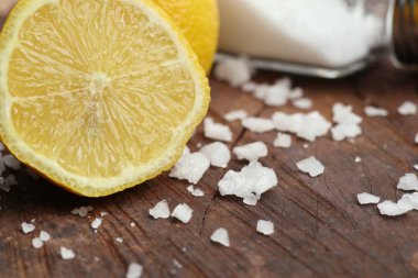 Taze limon ve tuz